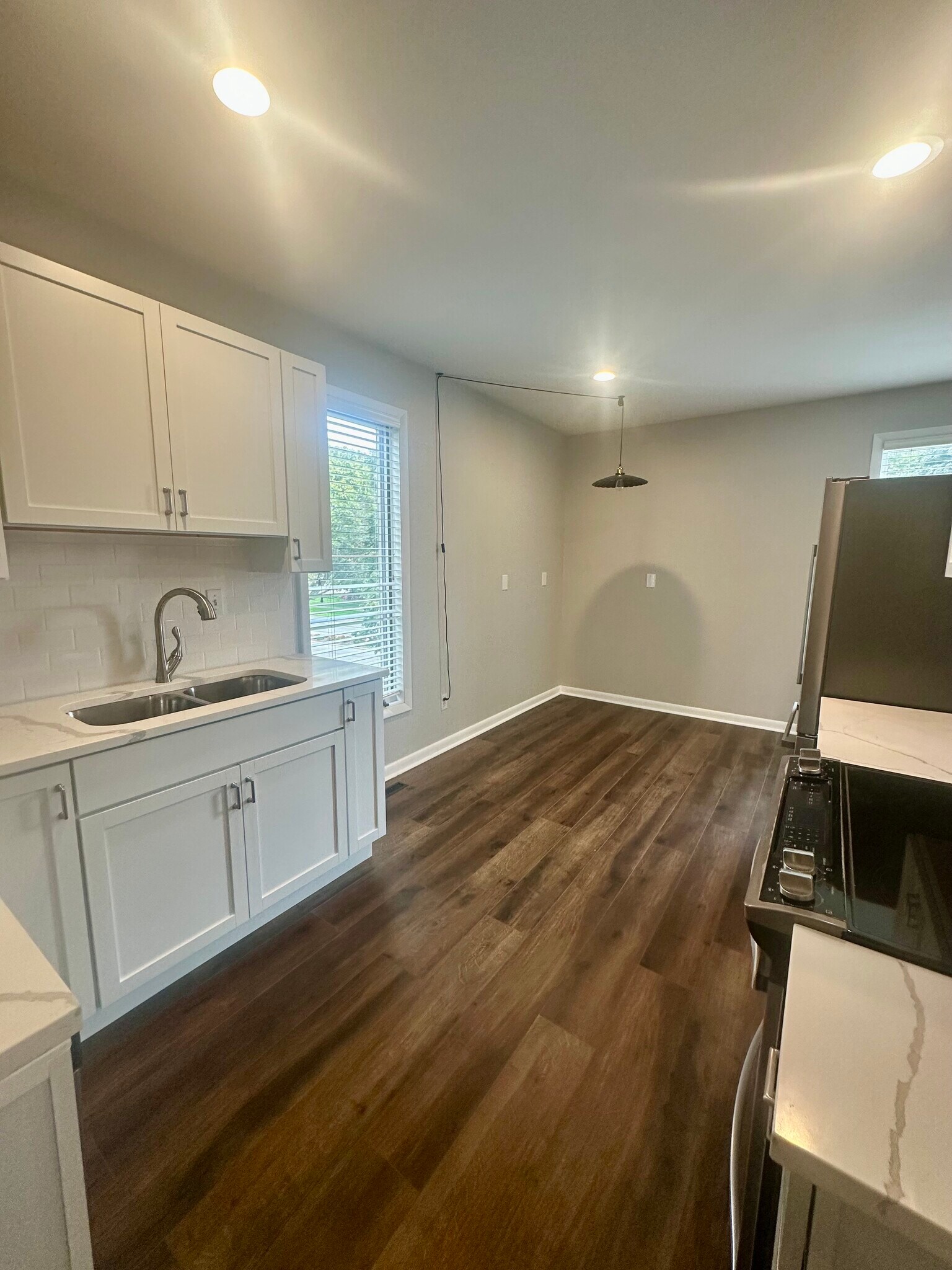 Building Photo - 720 Main St