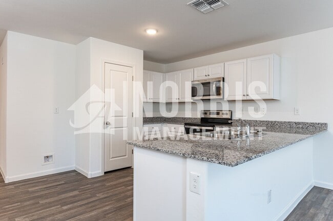 Building Photo - NEW Home Located Near the Golf Course