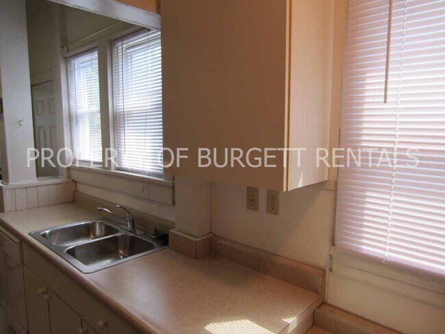Building Photo - 325 W Lutz Ave
