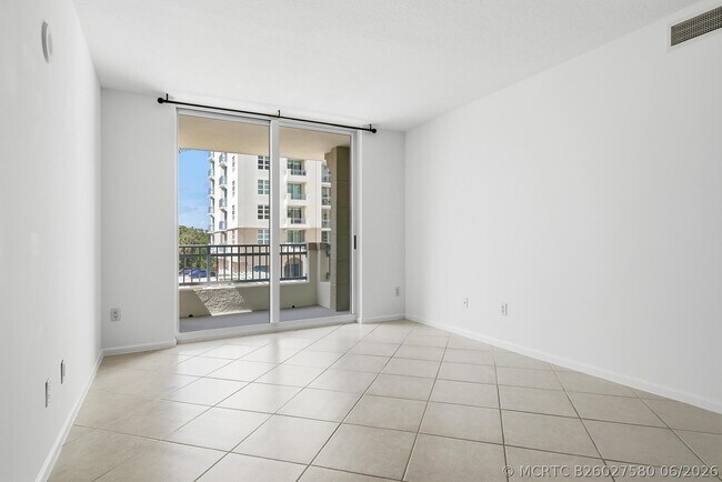 Building Photo - 403 S Sapodilla Ave