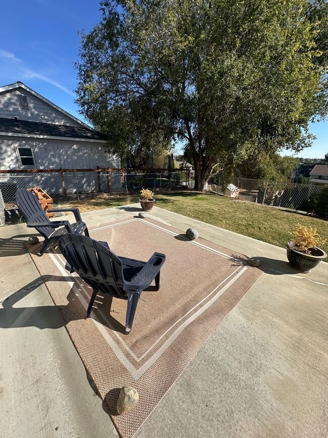 Building Photo - 5 Bedroom Home! Available now.