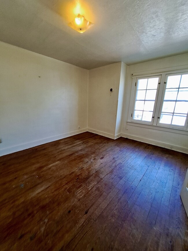 Building Photo - 44 E Parkwood Dr