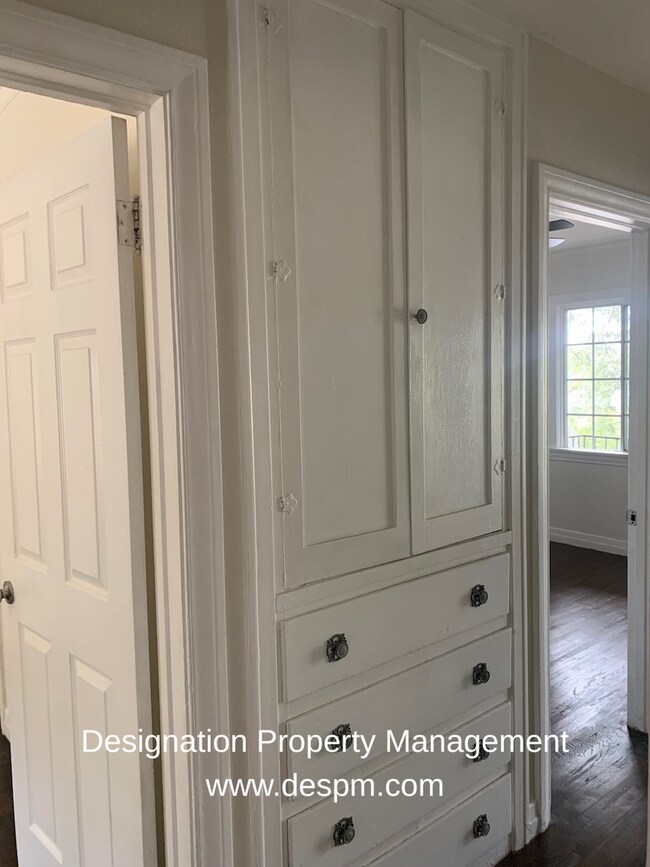 Building Photo - Roy