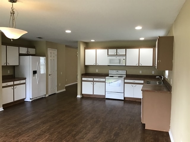 Building Photo - 15601 Sarcee Ct