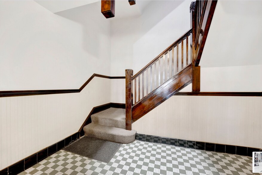 Building Photo - 5069 N Wolcott Ave