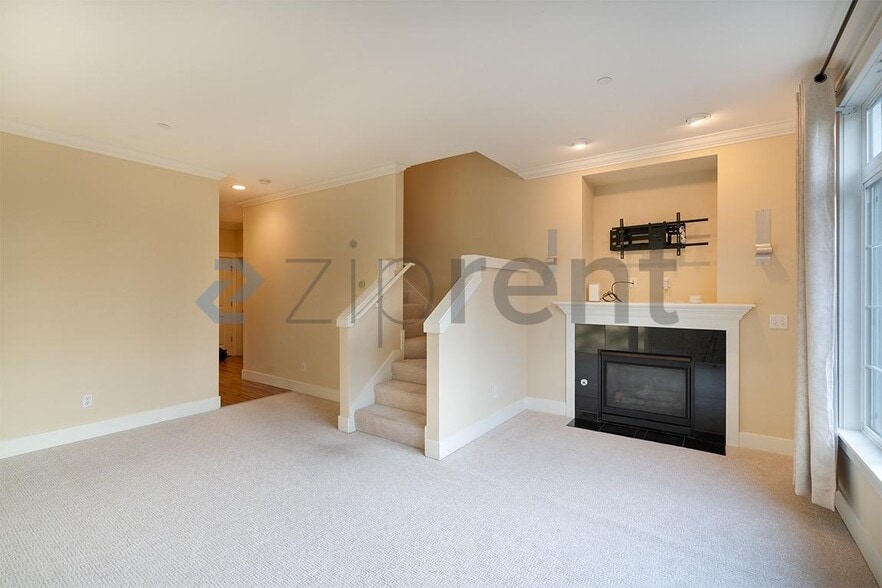 Building Photo - Unit 6