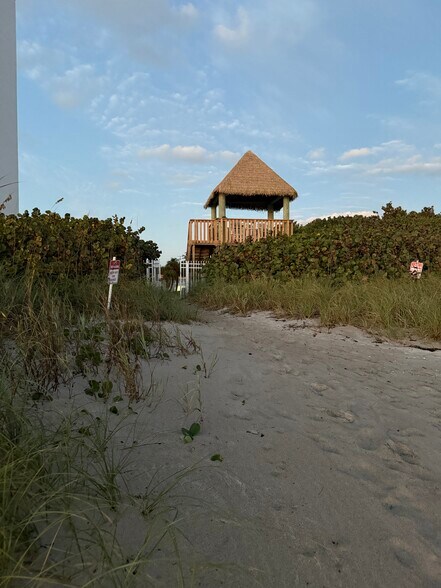 Tiki hut - 75 S Las Olas Dr