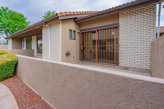 Building Photo - Spacious Updated Townhome in Downtown St. ...