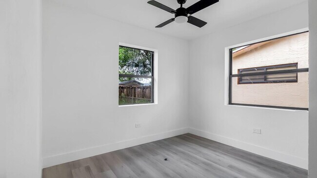 Building Photo - 5015 SW 25th St