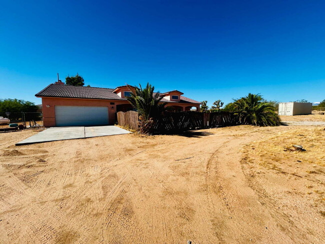 Building Photo - Gorgeous, renovated home on 2 acres in quiet neighborhood.