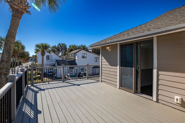 Building Photo - Renovated Beach House