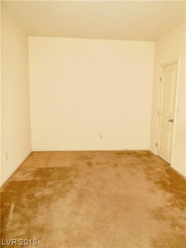 Building Photo - Gorgeous 3000+ Square Foot Bedroom!