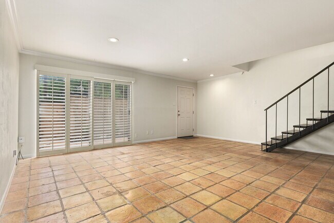 Building Photo - 166 Elizabeth Rd