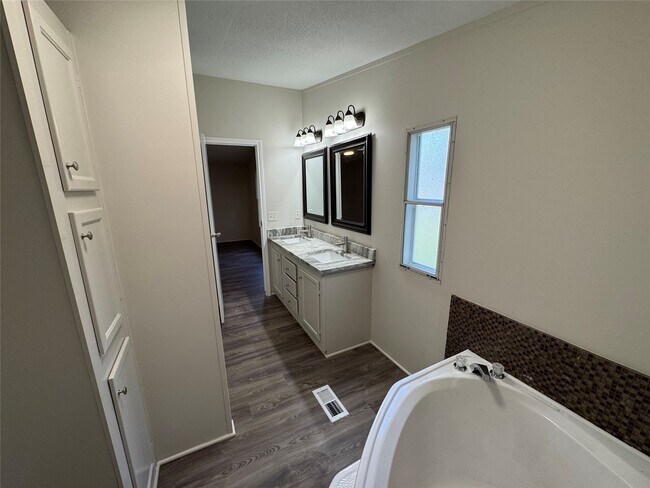 Building Photo - 16506 Leafy Meadow Dr