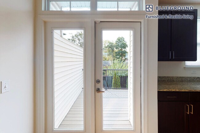 Building Photo - 998 Stewart Ave