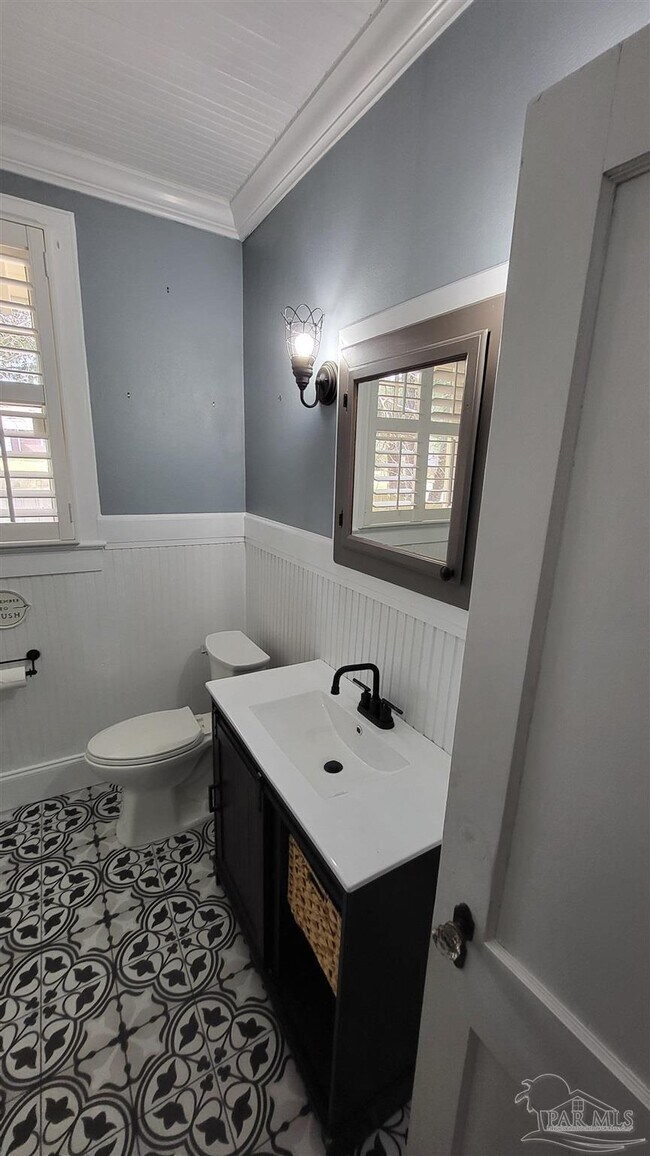 Building Photo - 1800 E Lloyd St