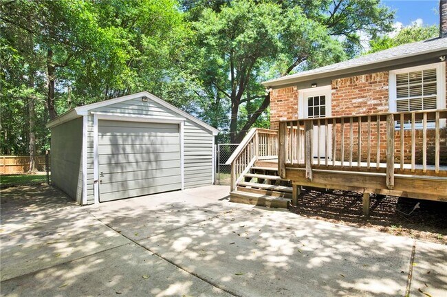 Building Photo - 309 Border Dr W