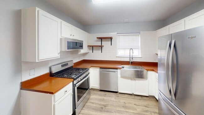 Building Photo - 910 Ave A