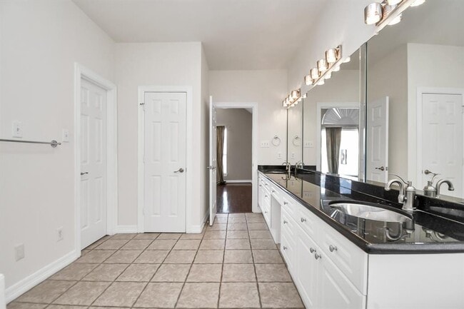 Building Photo - 803 Rosine St