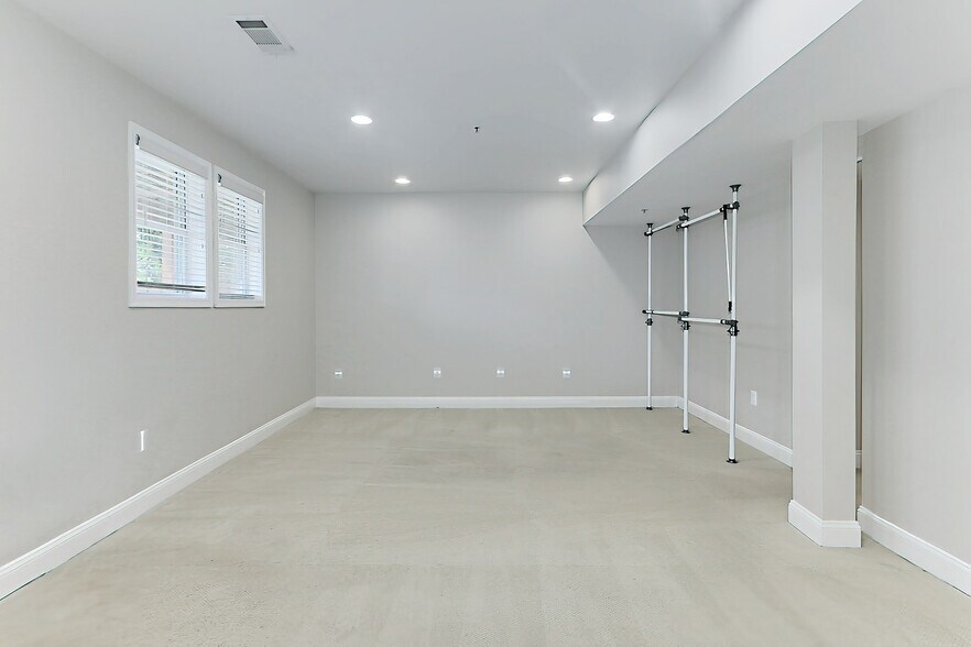 Or Family Room - 2022 N Culpeper St