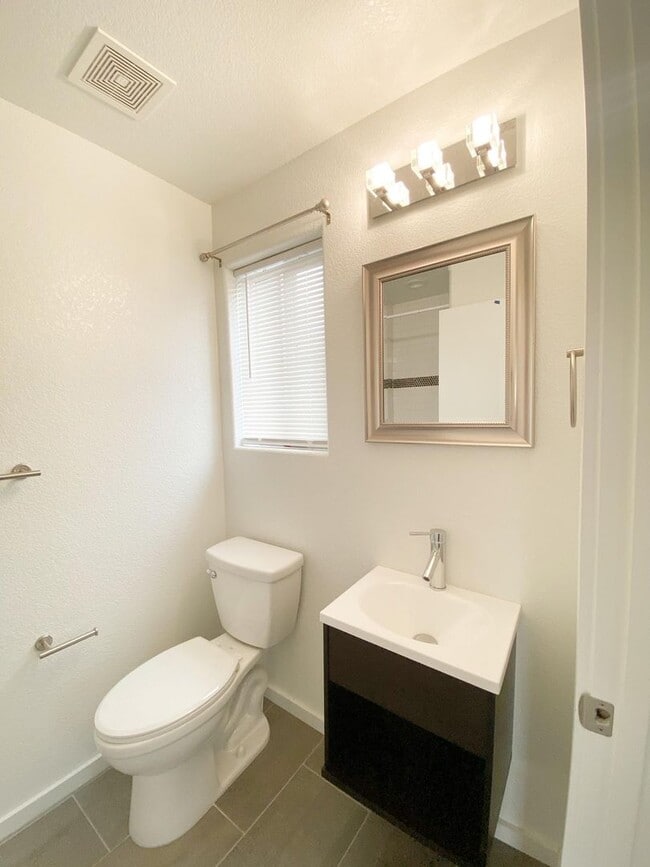 Building Photo - Stylish Midtown Duplex