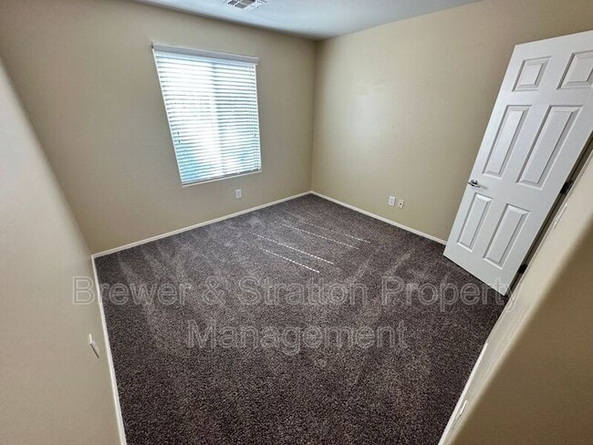 Building Photo - 2677 N Hawthorn Dr