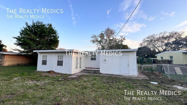 Building Photo - Available NOW! Charming Fully Renovated Ho...