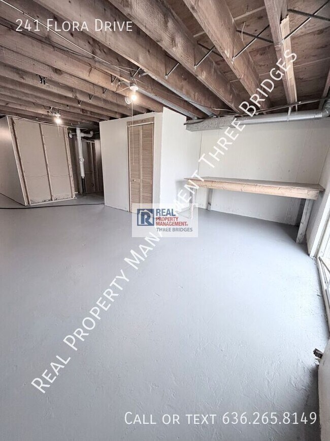 Building Photo - 241 Flora Dr