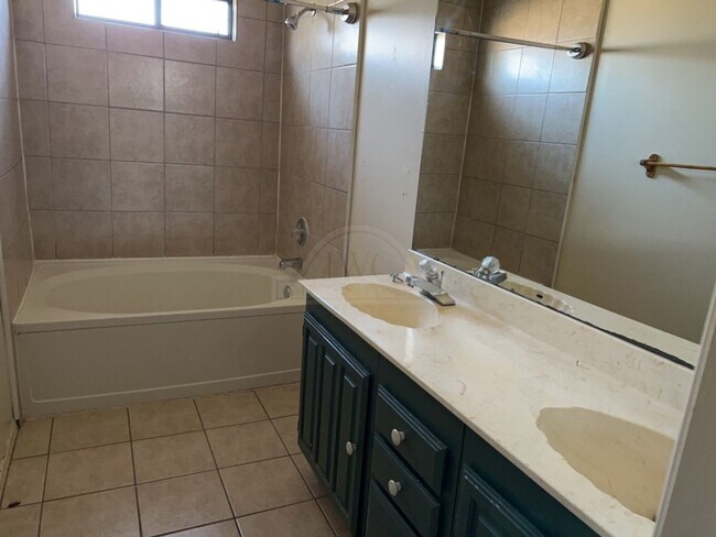 Building Photo - 2001 Meadowbrook Dr