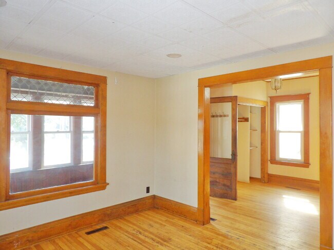 Building Photo - 3 Bedrooms | 2 Bathrooms Near UofM