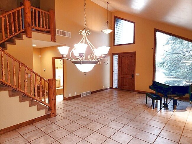 Building Photo - Beautiful Ranch Place Home