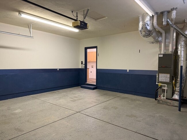 Building Photo - Beautiful 3 bedroom 2.5 bathroom house in a great neighborhood!