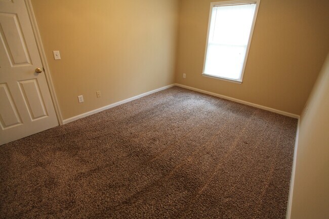 Building Photo - 3Bed/2Bath Residential House Available in August!