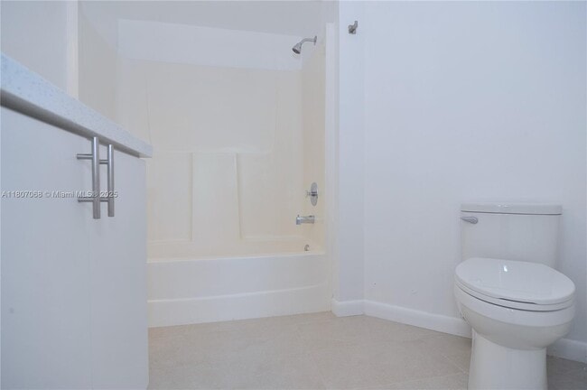 Building Photo - 9427 Fontainebleau Blvd