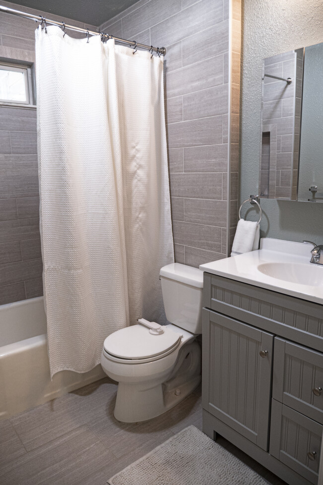 Full bath with new vanity that has drawer/cabinet - 4751 Windsor Street