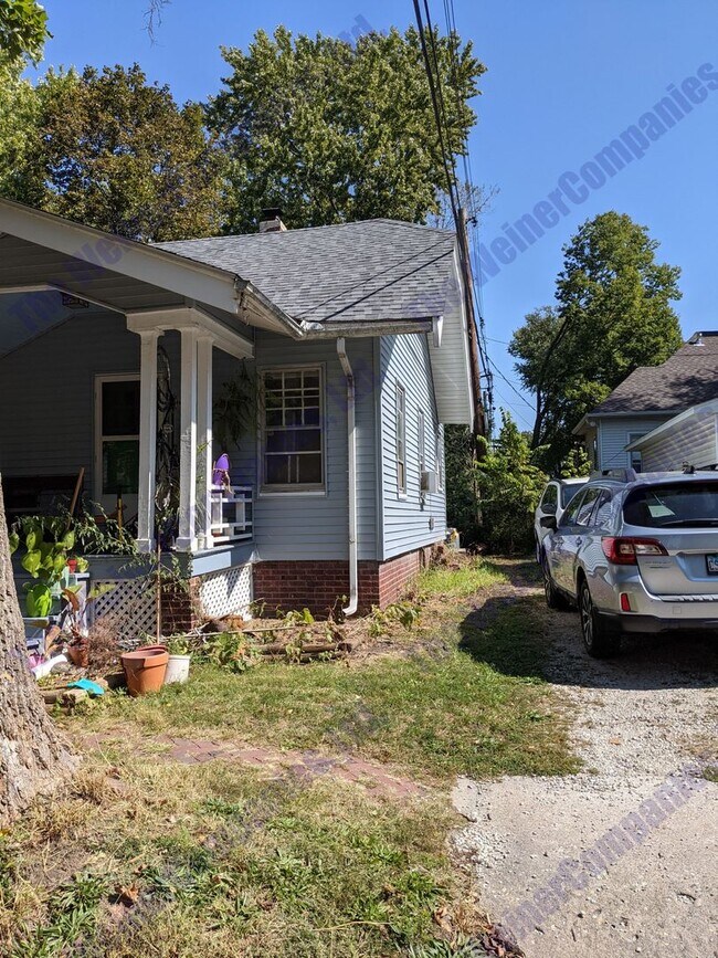 Building Photo - Charming 2-Bedroom House with Front Porch ...