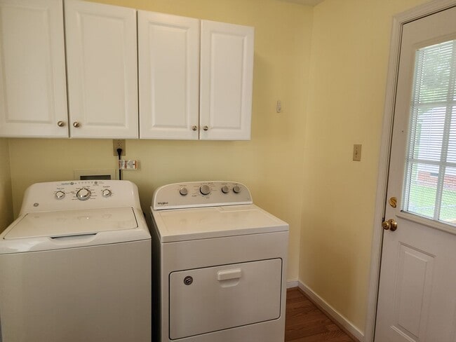 Building Photo - 3 Bedroom 2 Bath Brick Rancher in Mechanic...