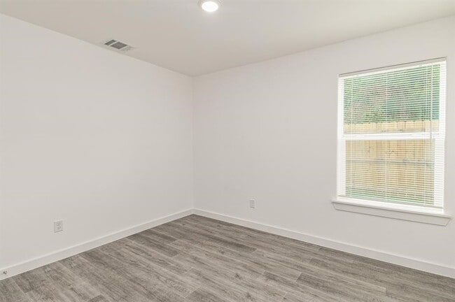 Building Photo - 7802 Crestview Dr
