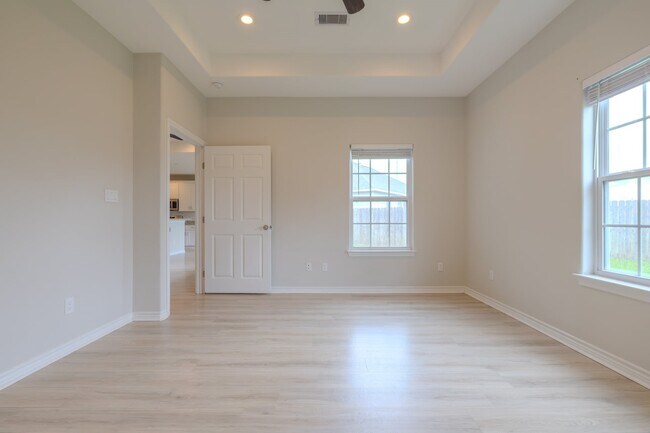 Building Photo - 2422 Cardinal Dr