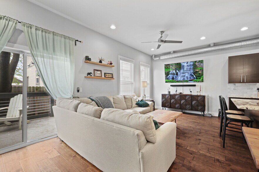 Building Photo - 2464 Broadway St