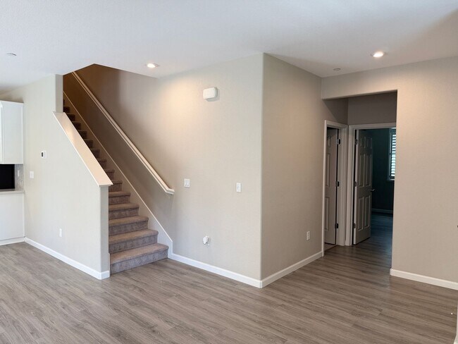 Building Photo - 700 Apricot Cir