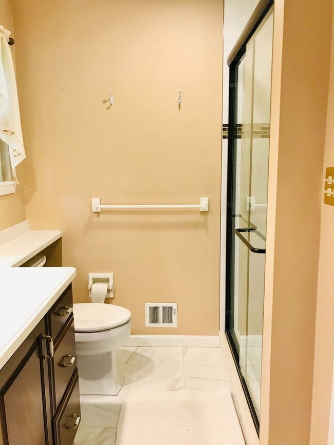 Building Photo - Beautiful 3-Bed/2.5-Bath Townhome in Aston...