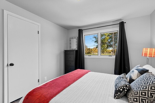 Building Photo - 3 BR 1.5 BA ranch house w/ large garage