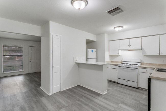 Building Photo - 528-S