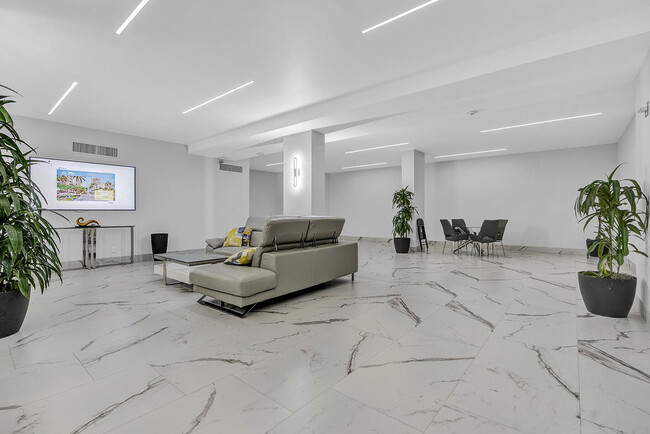 Building Photo - 1904 S Ocean Dr