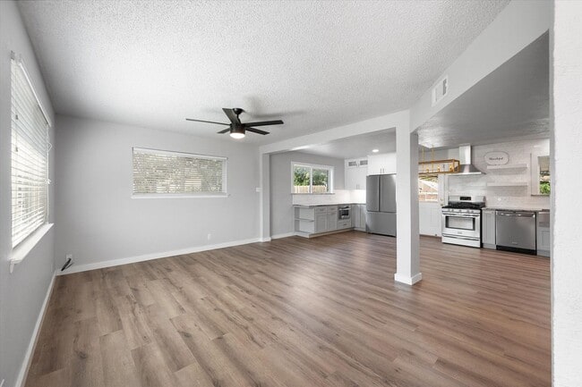 Building Photo - Kennedale Beauty