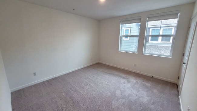 Building Photo - $1000 OFF MOVE IN COST on this Gorgeous Three Story 3 Bed 3 Bath Townhouse