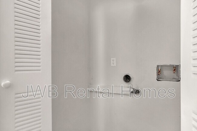 Building Photo - 3 Veronese Ct