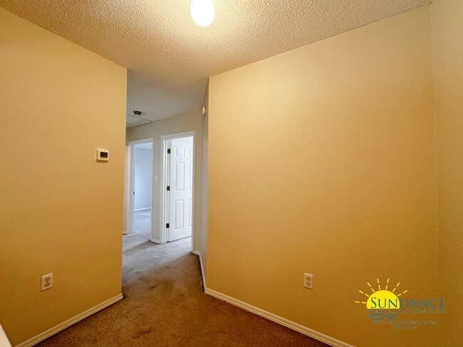 Building Photo - Spacious 3-Bedroom Home in FWB in between Eglin & Hurlburt Bases!