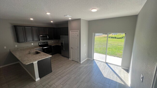 Building Photo - ADORABLE 3 Bedroom / 2 Bathroom Home in Pa...